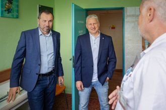 Erich Stavař a Jakub Vaněk vstupují na nemocniční pokoj
